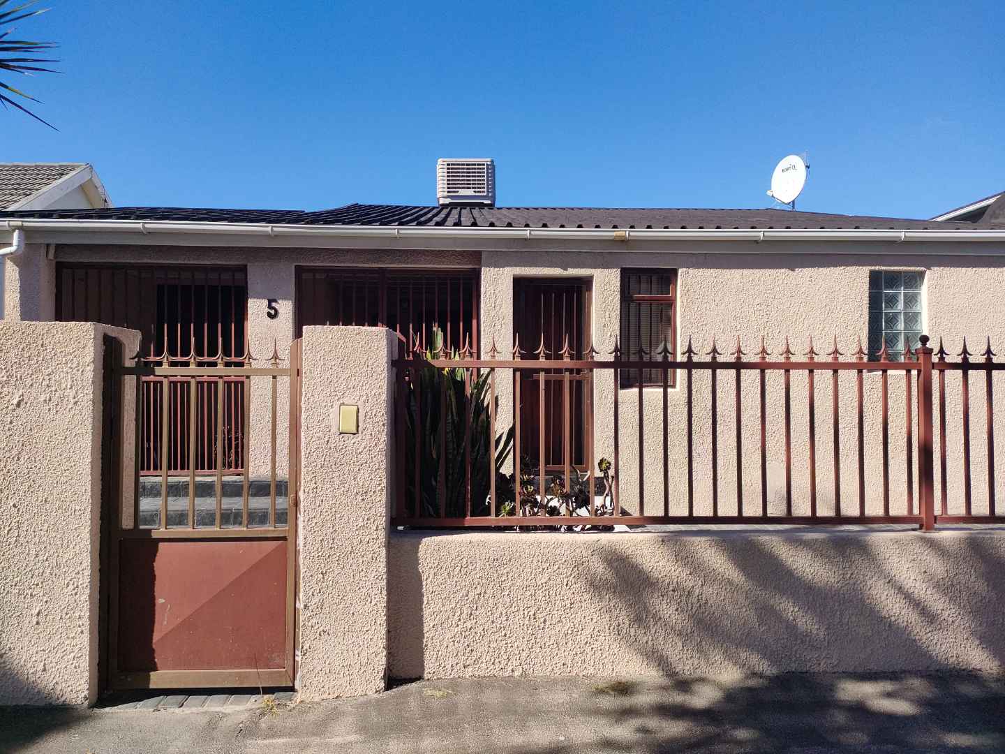To Let 1 Bedroom Property for Rent in Athlone Western Cape